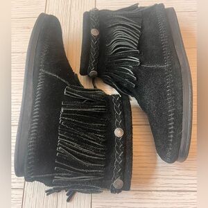 Minnetonka black suede fringe ankle boots. Size 7.5